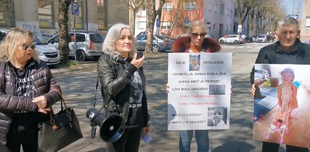 Prosvjed na godišnjicu smrti malene Nikoll: ‘Ne želimo da se pronađu olakotne okolnosti za smrt djevojčice’