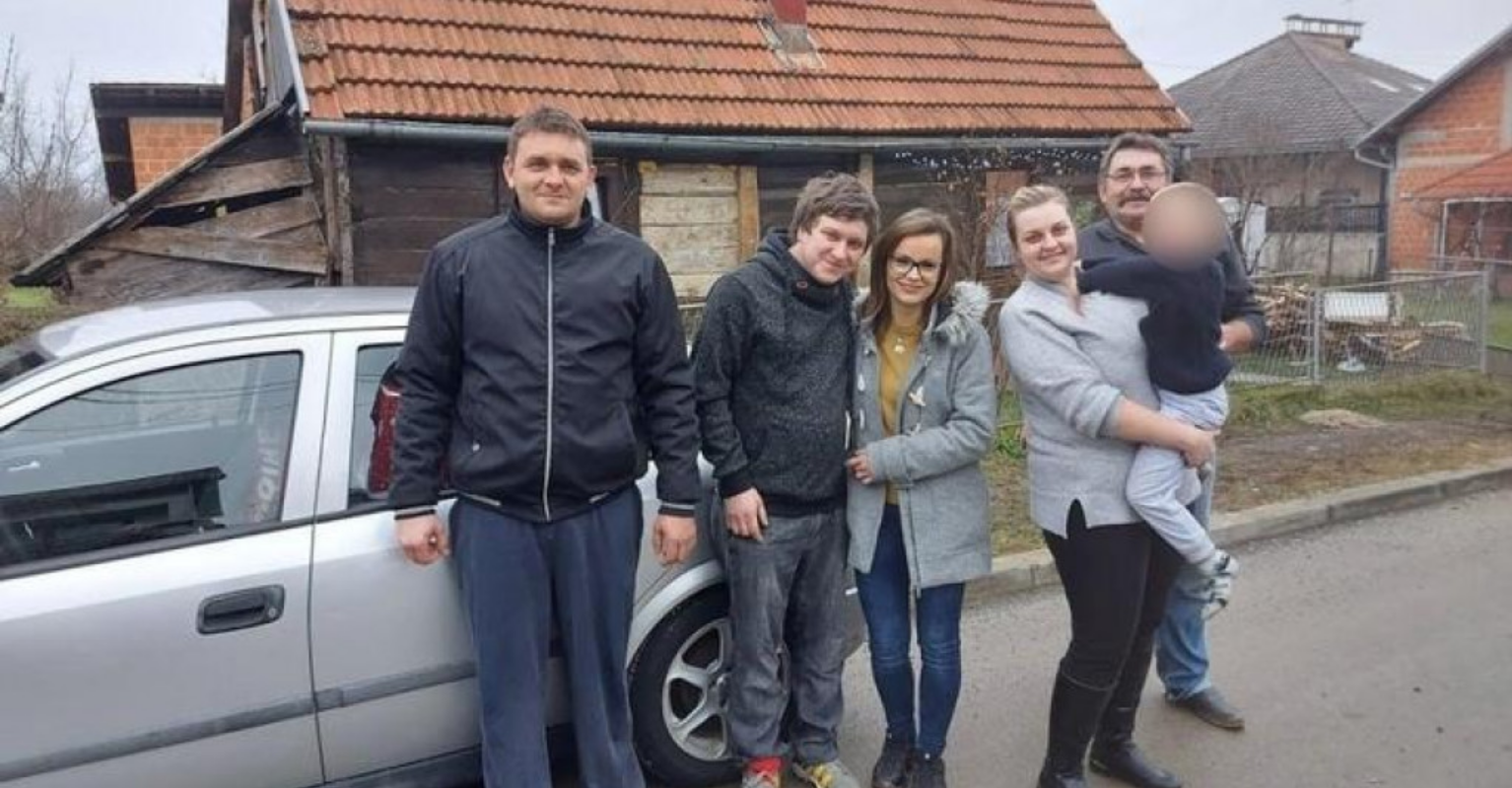 Dobri ljudi iz Ogulina poklonili su auto obitelji Hodak, stiglo im je pregršt poklona, a za malenog Leona - jedan poseban. Nije se od njega odvajao