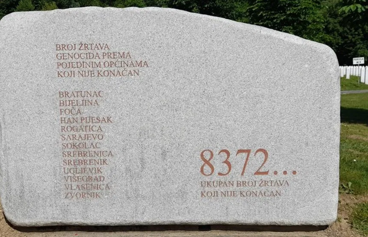 Stotine ljudi pristižu u Srebrenicu na komemoraciju za žrtve genocida