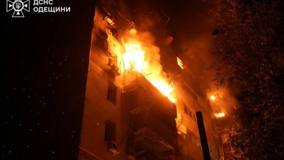 Ruski dronovi napali Odesu: Poginuo jedan civil, višekatnica u plamenu