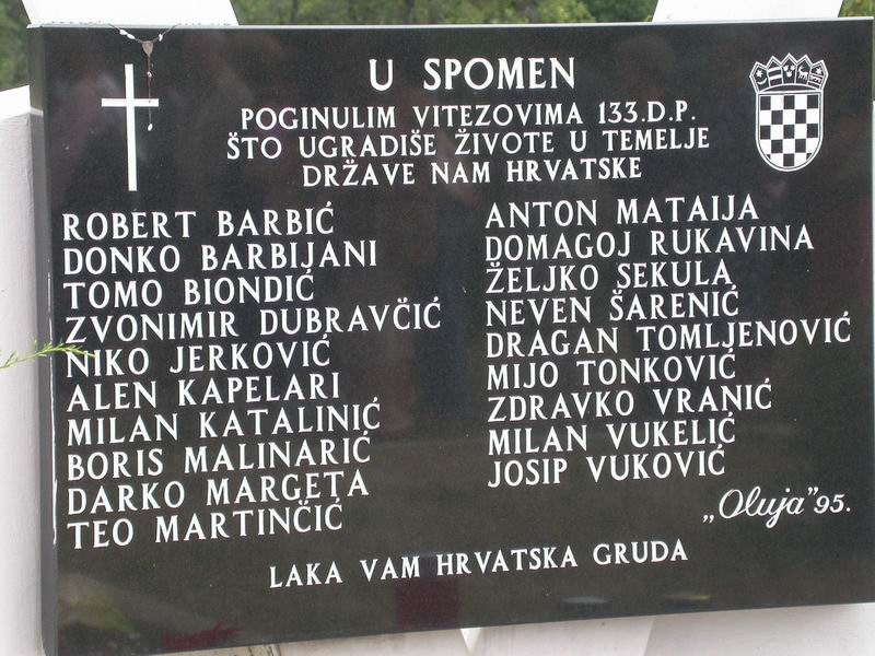 U Zalužnici na spomen obilježje pogibije hrvatskih branitelja u VRO “Oluja” položeni su vijenci i zapaljene svijeće