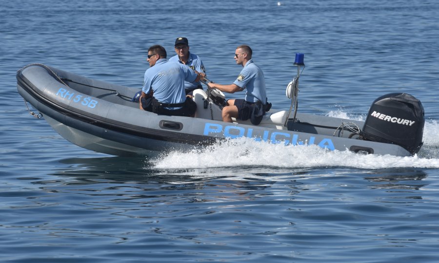 U pomorskoj nesreći kraj Trogira poginula žena, a njene dvije kćeri su ozlijeđene. Svjedoci tvrde da je jet-skijem udarila u jedrilicu