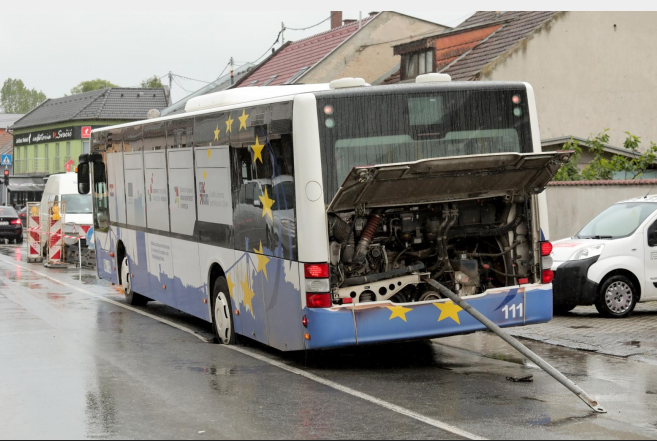 OSIJEK Otvorila se rupa na cesti, bus zaglavio u nju