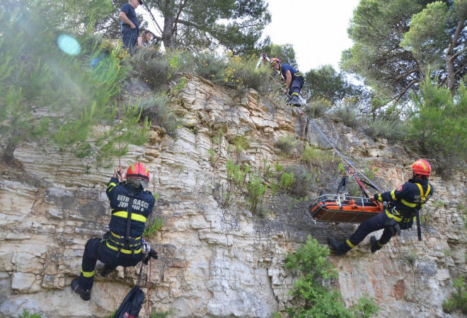 Šesnaestogodišnjak pao u provaliju, prijatelji pobjegli: 12 vatrogasaca izvlačilo ga u krugu bivše tvornice Dalmacija Dugi Rat