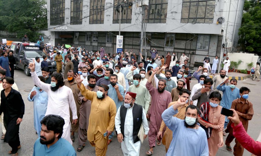 KRŠ I LOM U PAKISTANU  Vlast priprijetila da će ljudima blokirati mobitele ako se ne cijepe, odmah nastao kaos