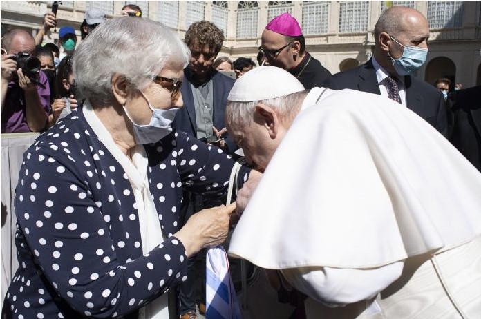 Papa Franjo: ‘Djedovi, bake i starije osobe nisu životni ostaci koje treba odbaciti – cijenimo ih i provodimo vrijeme s njima’