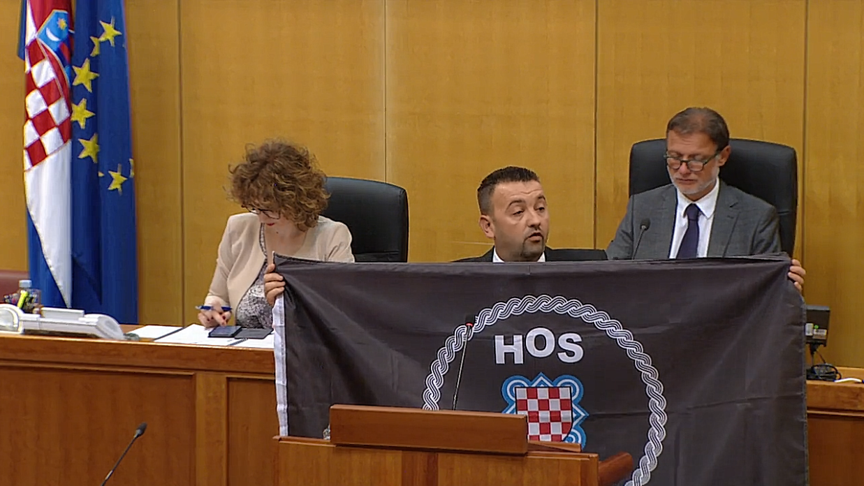 Pavliček za saborskom govornicom izvjesio zastavu HOS-a