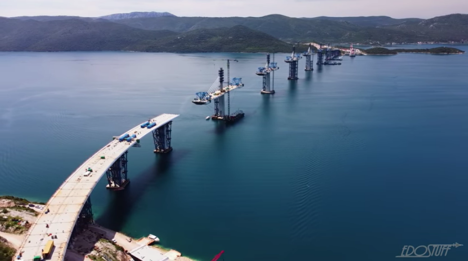 Četiri mjeseca do spajanja – Ovako danas izgleda Pelješki most (VIDEO)