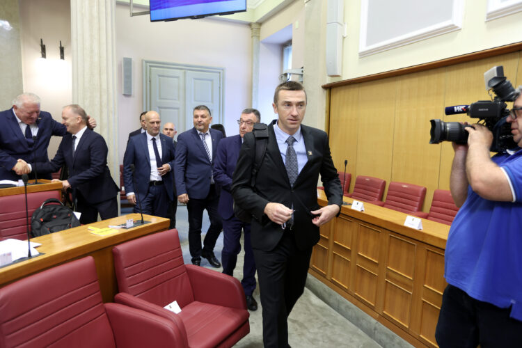 Oporba upozorava na “čistu podjelu plijena” među vladajućima, Penava im sarkastično odbrusio