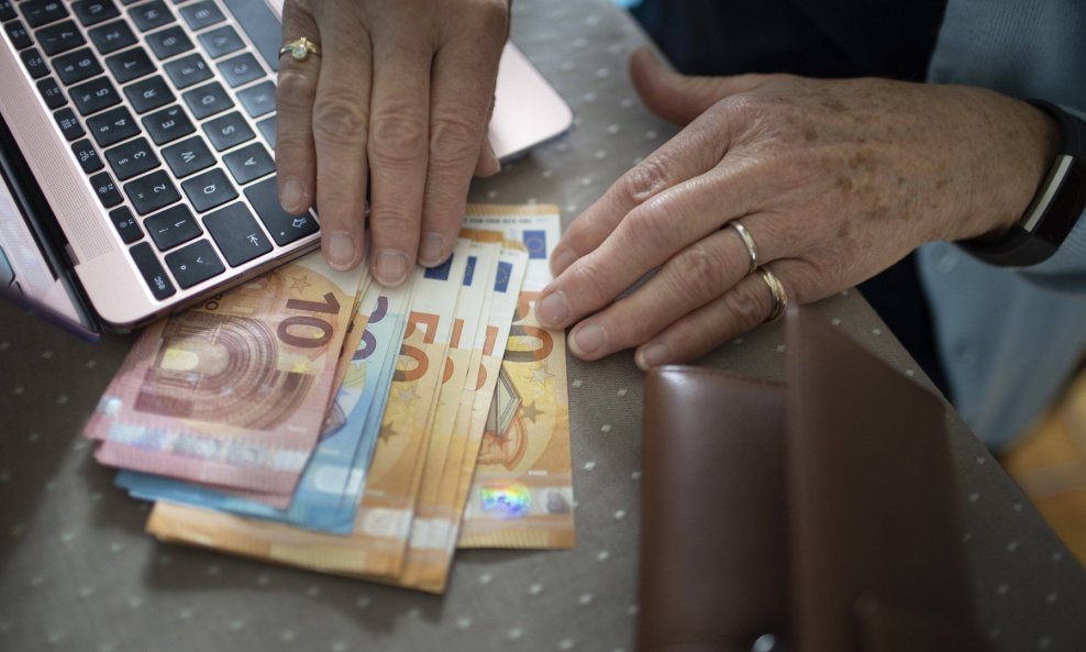 UMIROVLJENICI SE ŠOKIRALI  U bankama shvatili da je mirovina drastično manja nego prošli mjesec: Evo zašto