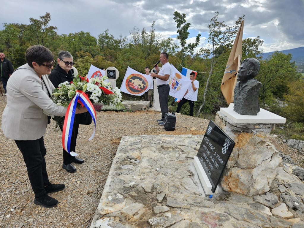 Peri Penić je petero sinova branilo Hrvatsku, Anti je danas položila vijenac u Sinju... Nije bilo nijednog zapovjednka