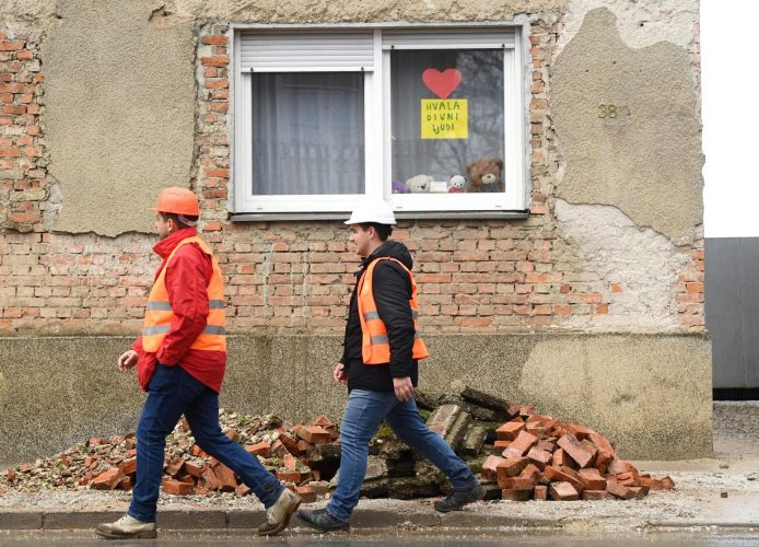 (FOTO) ZACAKLIT ĆE VAM SE OČI: Na prozoru obiteljske kuće u Petrinji osvanula je poruka za prolaznike koja će vas raznježiti