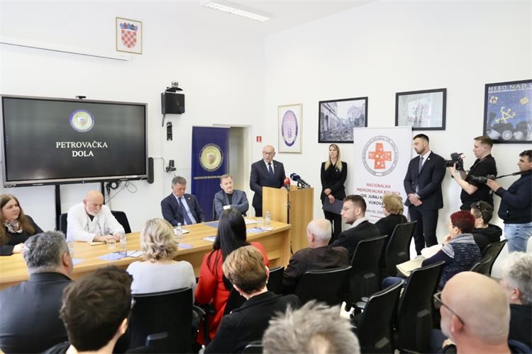 U Vukovaru identificirano 16 žrtava iz Domovinskog rata ekshumiranih iz masovne grobnice na Petrovačkoj doli