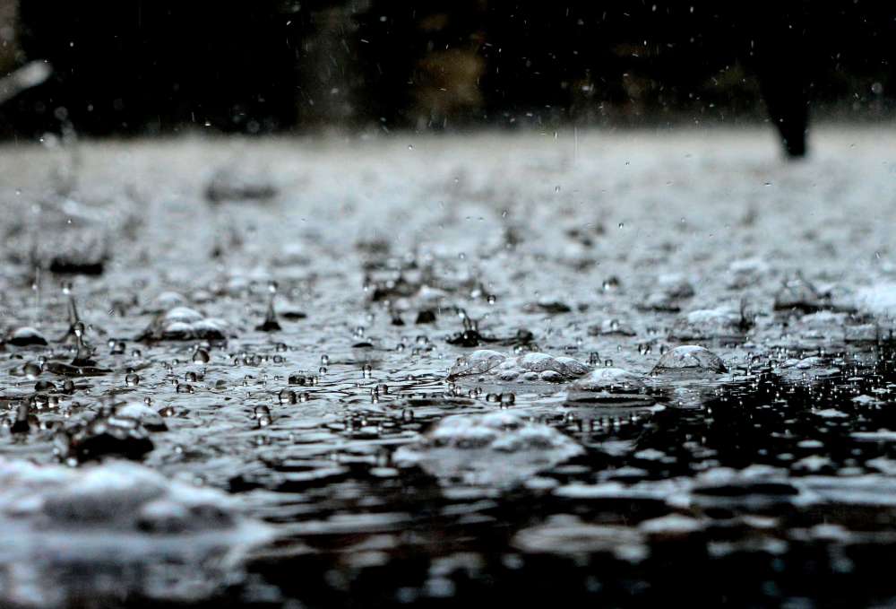 Obilne oborine i bujične poplave prijete Hrvatskoj: Crveni alarm za obalu, žuta upozorenja za unutrašnjost