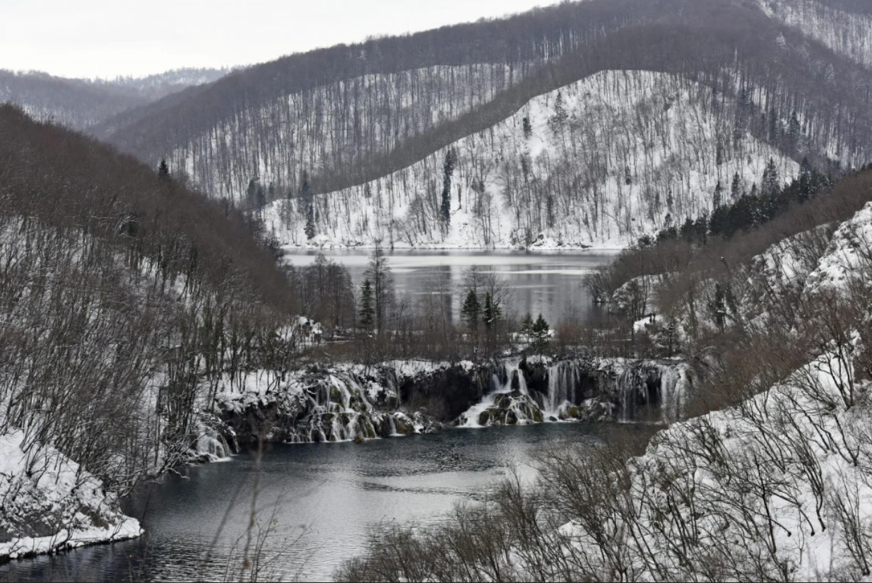 Bura prevrnula prikolicu na A1, na Plitvicama 30-ak centimetara snijega, doznali smo i kakvo vrijeme očekuje Dalmaciju
