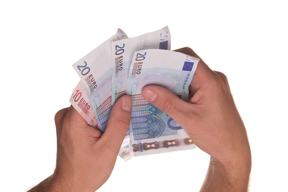 Plaće će se povećati samo onima koji imaju plaću najmanje 800 eura