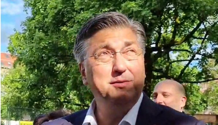 A KAŽE DA POŠTUJE PRAVILA  Plenković prekršio izbornu šutnju: Došao na biralište pa usmjeravao birače za koga da glasuju