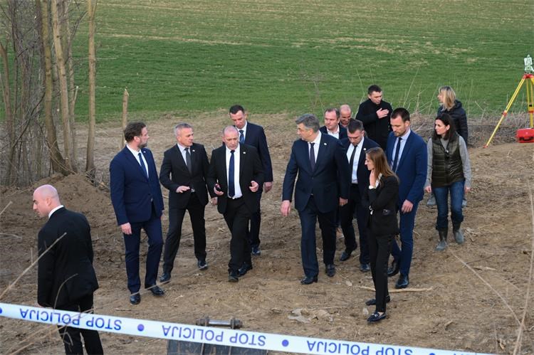 Premijer Plenković i ministar Medved obišli mjesto masovne grobnice nedaleko Vukovara