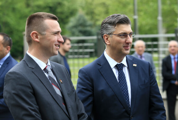 HDZ i DP na korak do koalicije? “Što je šaka domoljublja, naspram punih vreća?”
