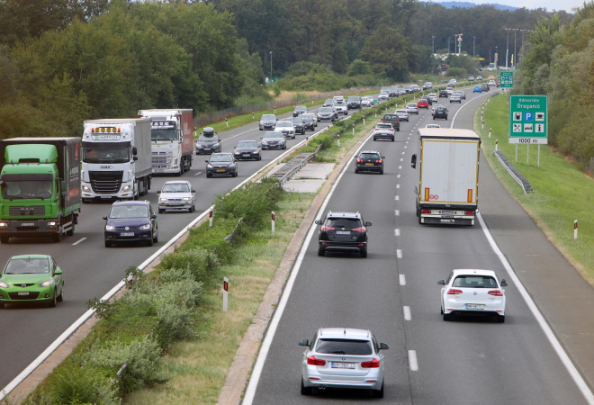 NEVJEROJATNA PROMETNA NESREĆA BLOKIRALA PROMET NA AUTOCESTI A1: Obavijesna ploča stvorila dugu kolonu, oglasio se i HAK
