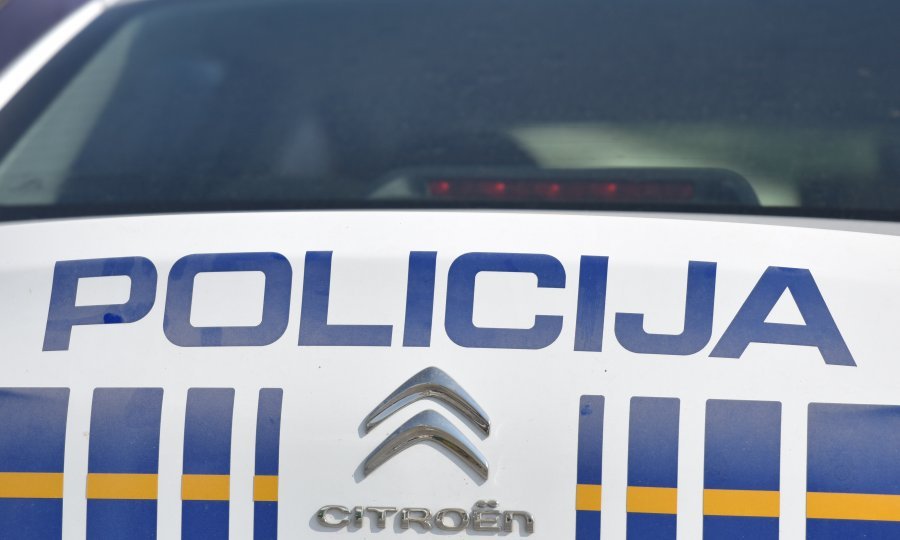 NOĆNI HOROR U DALMATINSKOJ ZAGORI: Policija pronašla beživotno tijelo, muškarac im oružjem branio ulazak u kuću