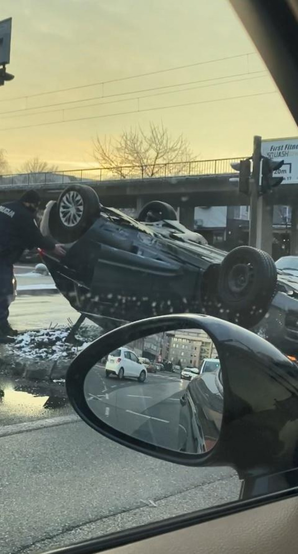 Krš i lom na prometnom zagrebačkom križanju: Jedan automobil završio na krovu