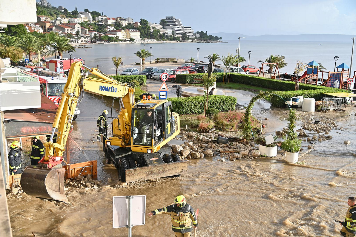 Posljedice poplave u Podgori: Odroni i 3000 ljudi bez struje