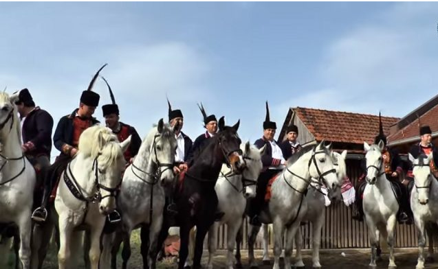Šokačka tradicija prkosi koroni: Pogledajte tradicionalno pokladno jahanje u Županji i Babinoj Gredi