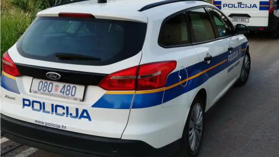 Pucao u zgradu pa ranio čovjeka