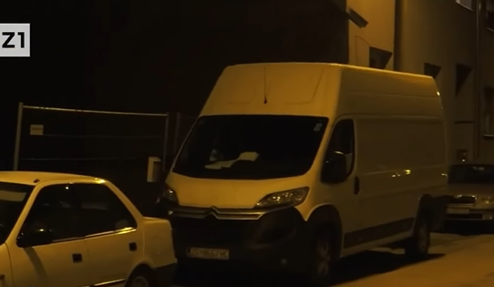 (VIDEO) POLICIJA U NEOBILJEŽENOM KOMBIJU PRED KLARIĆEVIM DOMOM, sumnja na prisluškivanje!