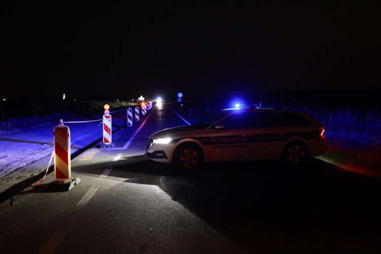 Kombijem bježao od policije pa sletio s ceste. Ozlijeđeno 14 osoba, uključujući sedmero djece