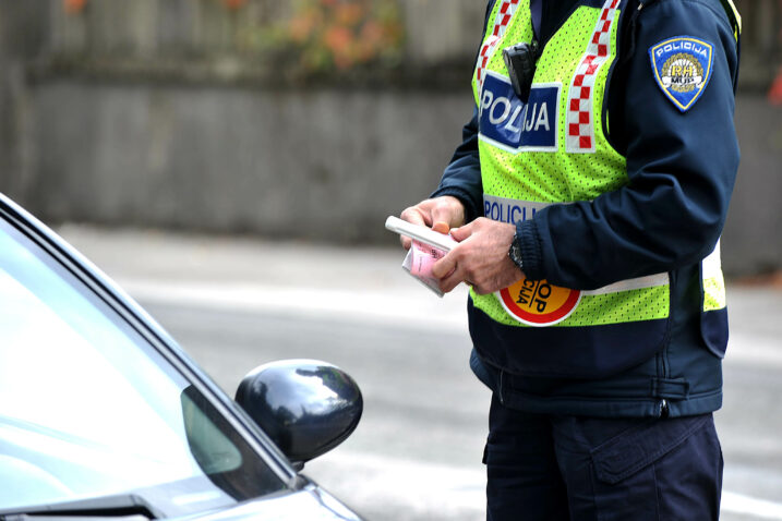 NAPADNUT  POLICAJAC Motociklist u središtu Splita udario policajca na dužnosti i pobjegao. Traje potraga