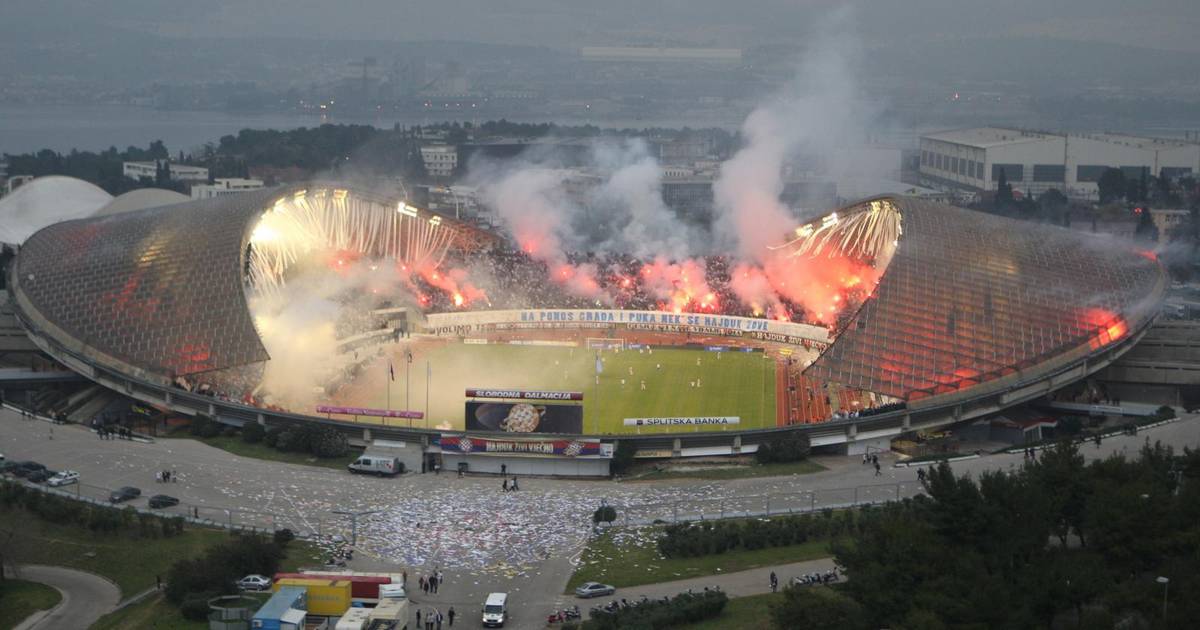 Navijači Hajduka postavili 12 panjeva ispred Poljuda
