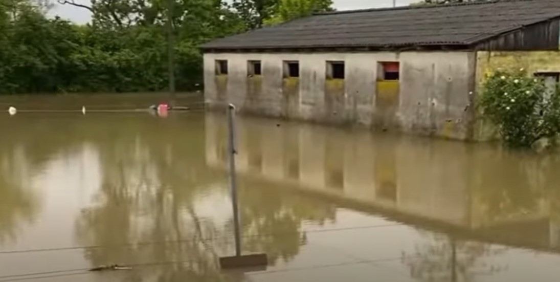 Sve službe na terenu, pune se vreće pijeskom i grade nasipi; brojne prometnice pod vodom