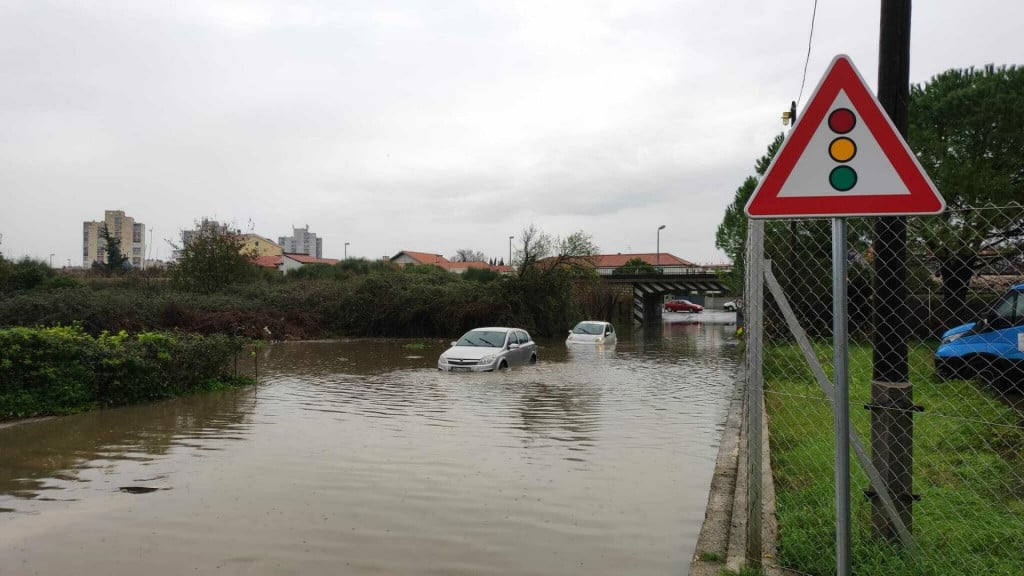 POTOP U ZADRU U sat vremena palo kiše koliko ne padne u mjesec dana! Automobili doslovno plivaju u bujici vode