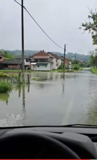 Kiša, poplave i odroni stvaraju kaos u cijeloj zemlji. Zatvorene su brojne ceste, vozite oprezno