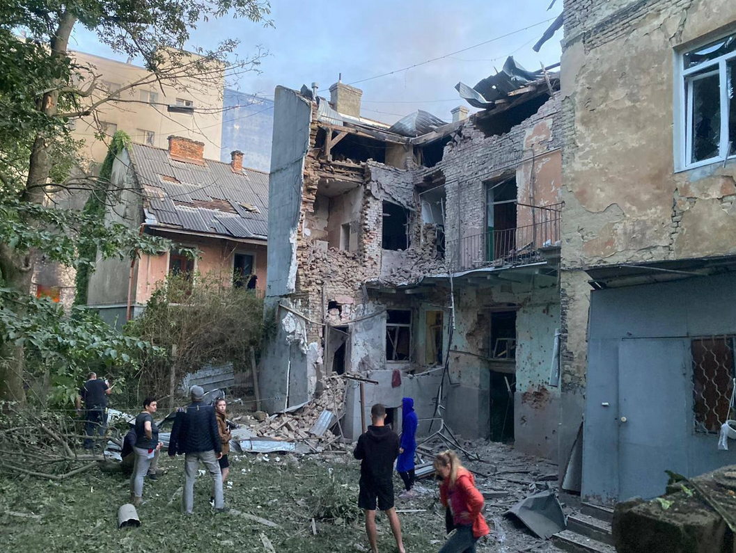 Ruski dronovi i rakete pogodili zapadnu Ukrajinu: Eksplozije u Lavovu, Černivcima i Lucku