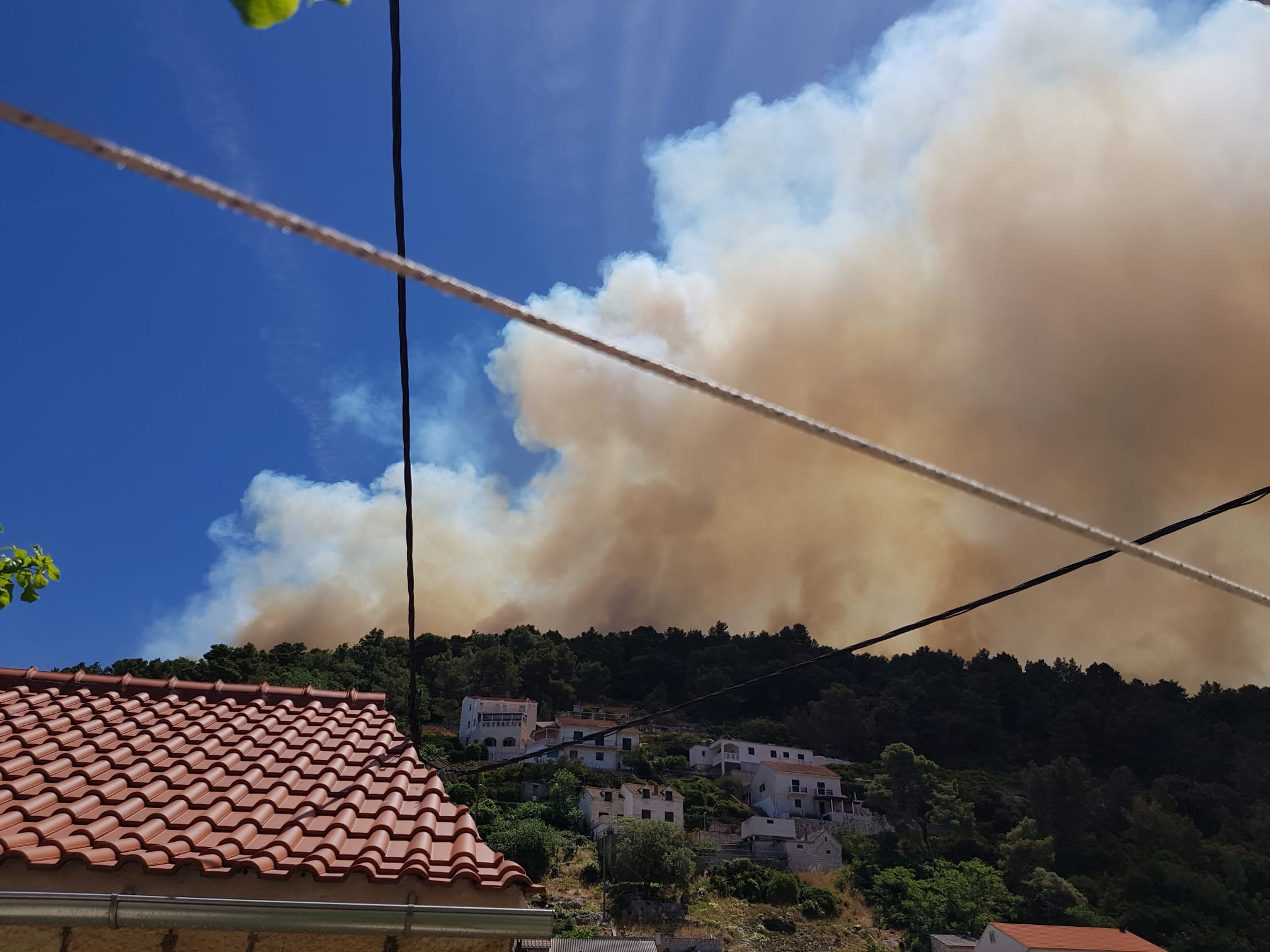 Požari na Braču i Hvaru prijetili kućama, vatrogasci spriječili prodor vatre