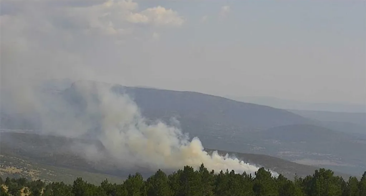 Požar iznad Knina i dalje aktivan: Kanaderi u akciji dok vatrogasci uspješno lokaliziraju druge požare
