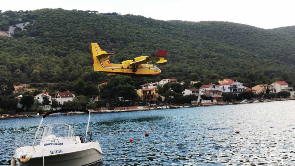 Požar na Braču i dalje se širi, više od 50 vatrogasaca bori se s vatrom