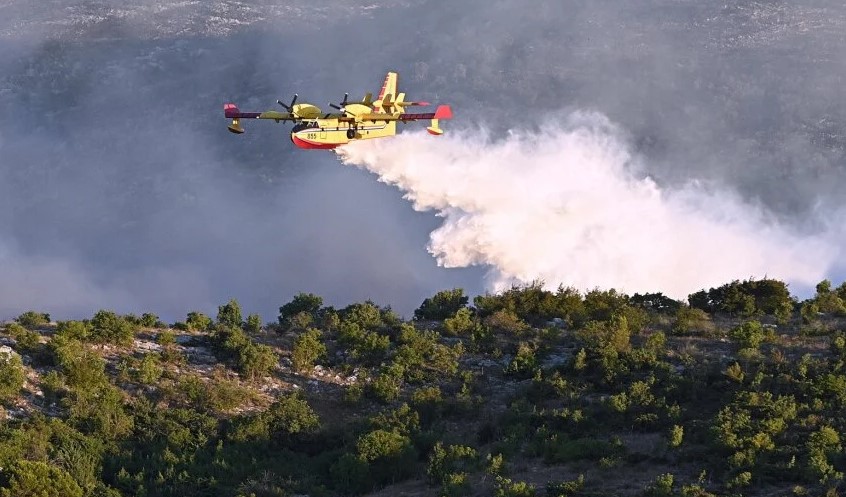 Veliki požar izbio kod Šibenika; u gašenje uključeni i kanaderi