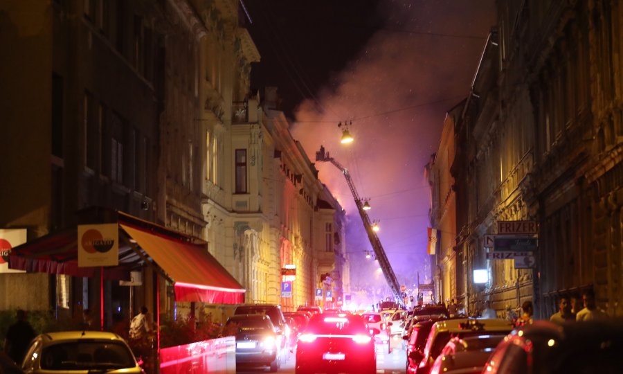 Veliki požar u centru Zagreba: Kod Zrinjevca buknuo plamen na krovištu zgrade, vatra lokalizirana nakon dva sata borbe