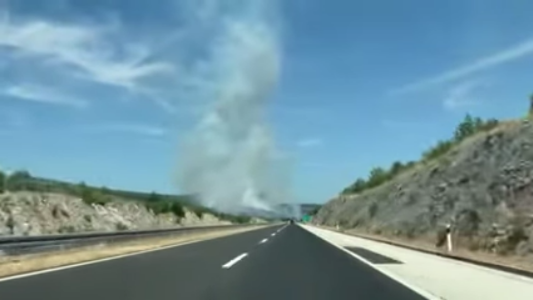 NOVA VATRENA BUKTINJA U DALMACIJI! Planulo od A1 u Radošiću: Vatrogascima u pomoć stigla tri aviona