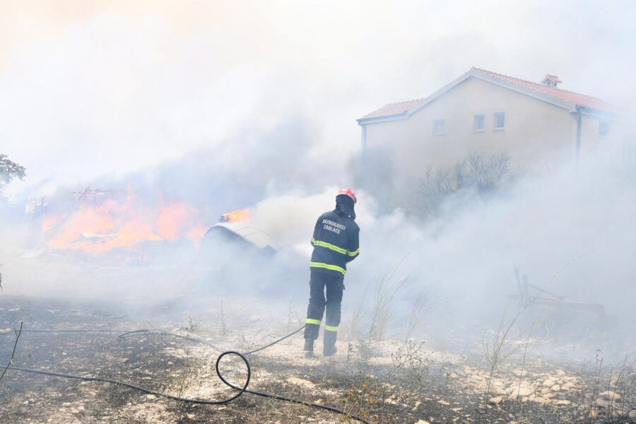 Požari na šibenskom području pod nadzorom vatrogasaca