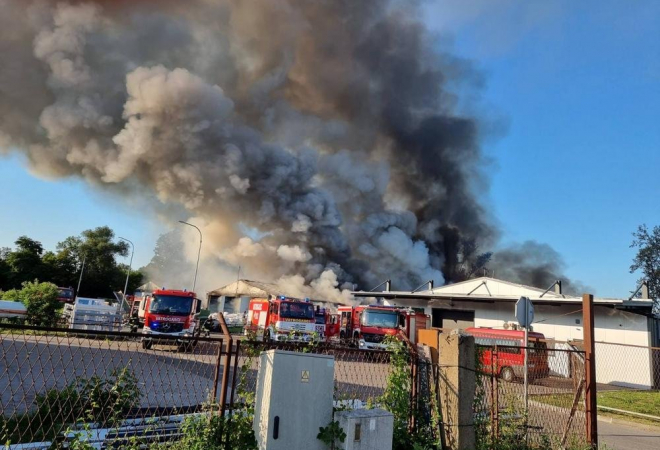 VELIKI POŽAR VATROGASCIMA NIJE DAO MIRA NI PREKO NOĆI, JOŠ UVIJEK GORI! Dok se ne ugasi vatrena stihija, ne može se ni doznati zbog čega planuo prešani otpad