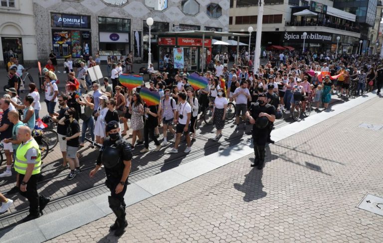 Homoseksualna povorka: Zašto je policija privela dvoje maloljetnika sa ‘simboličnim porukama nepodržavanja povorke’?