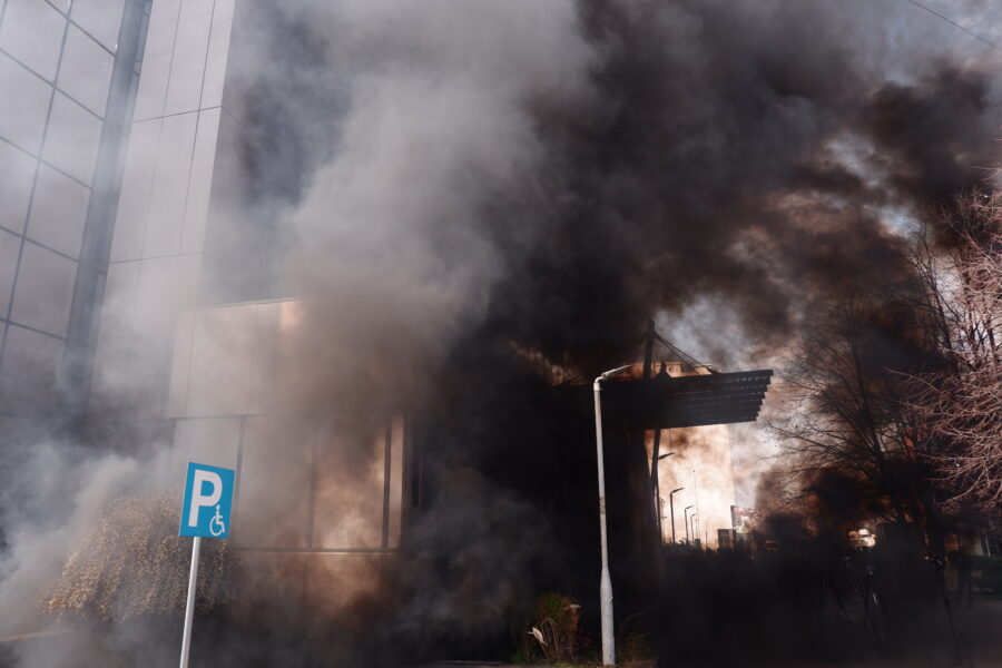 Kaos na Kosovu: Na zgradu Vlade u Prištini bačene dimne bombe, traži se ostavka Kurtija