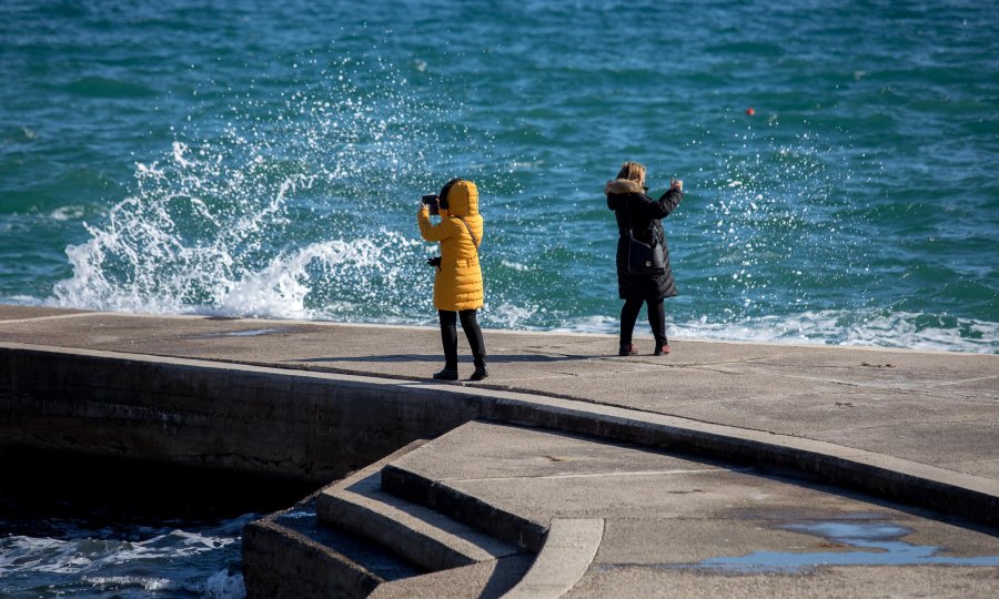 VREMENSKA PROGNOZA  Za vikend pretežno sunčano, susnježica u Lici i unutrašnjosti Dalmacije, za Jadran izdan meteoalarm zbog olujne bure
