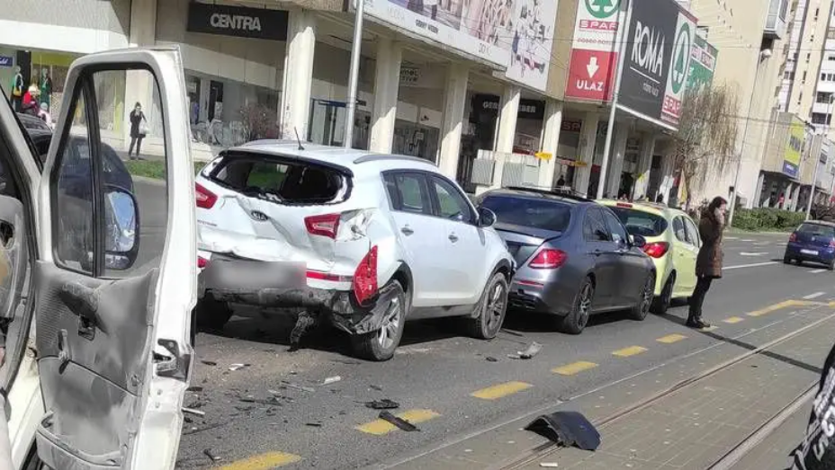 Sudarila se četiri auta u Dubravi. Stigla i Hitna pomoć