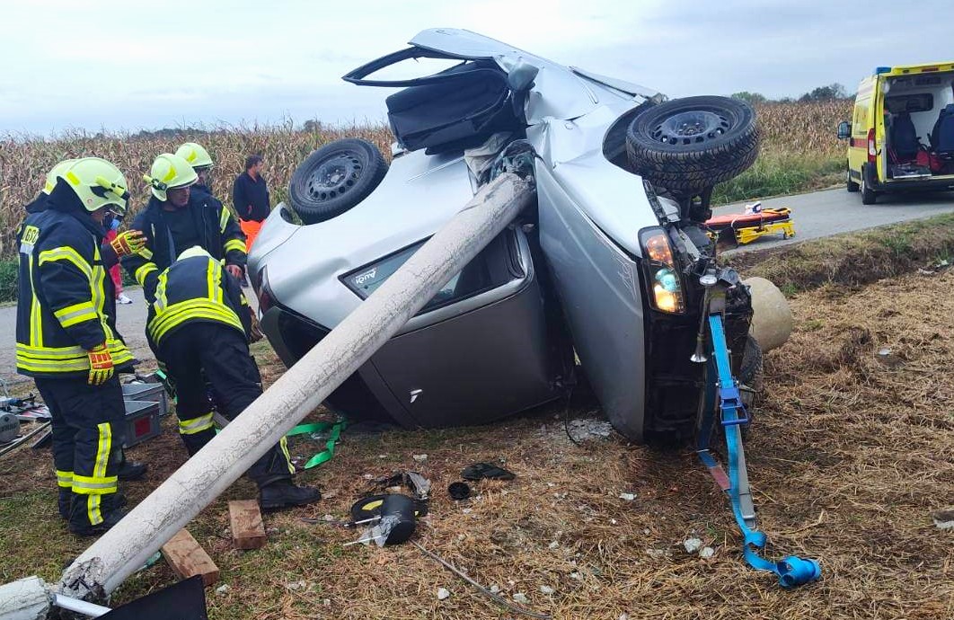 Vozač (59) sletio ceste i ”prepolovio” betonski stup oko kojeg se odmah omotao